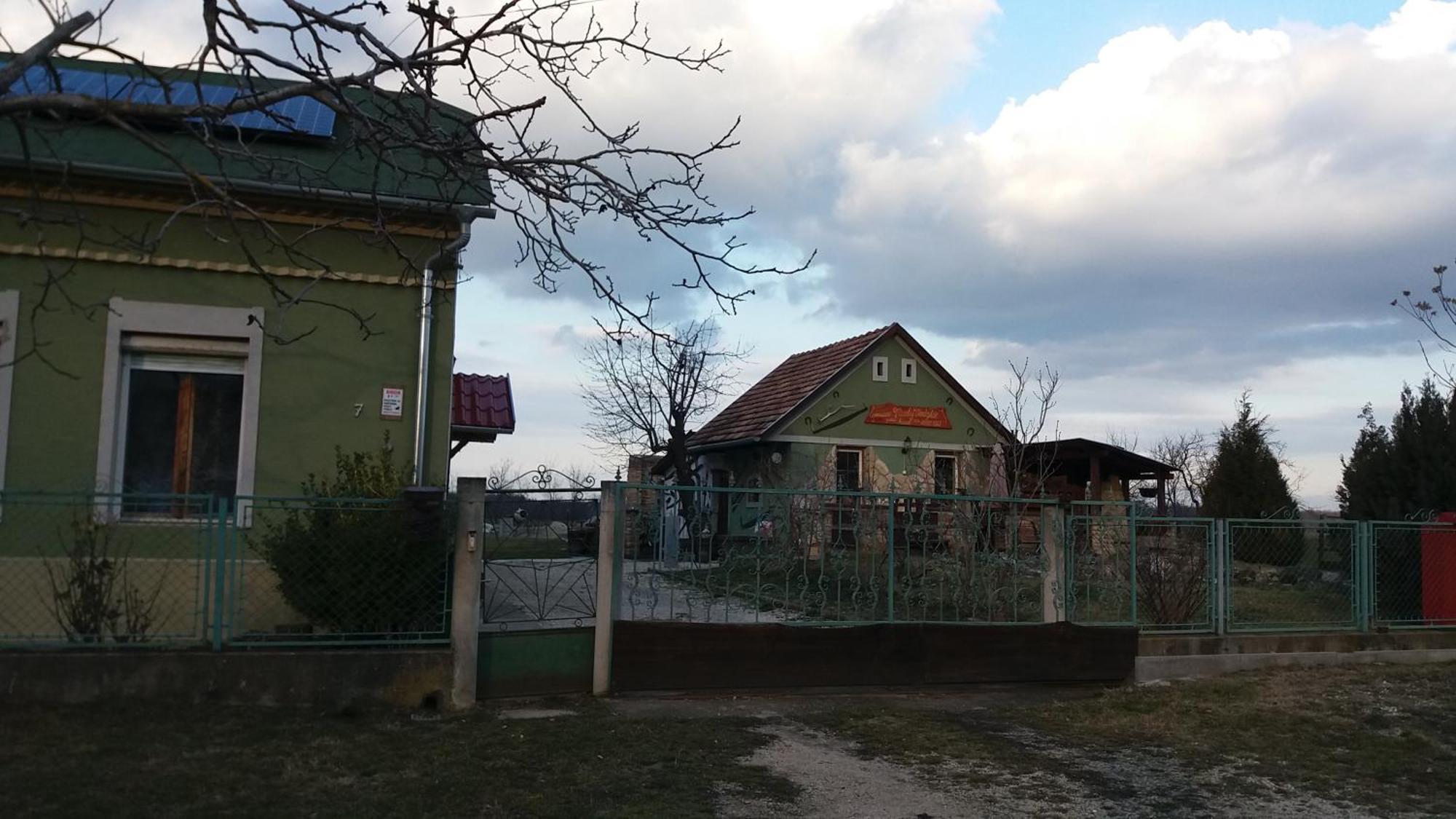 Nicolaj Vendeghaz Es Tanya Hotel Exterior photo