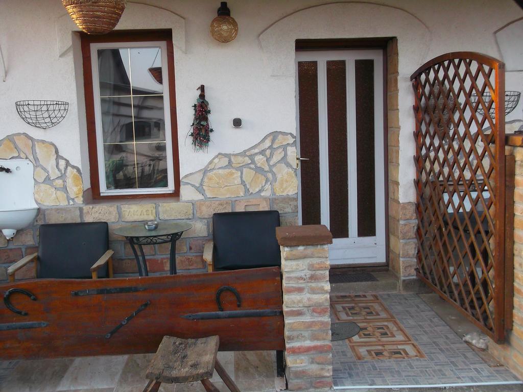 Nicolaj Vendeghaz Es Tanya Hotel Exterior photo